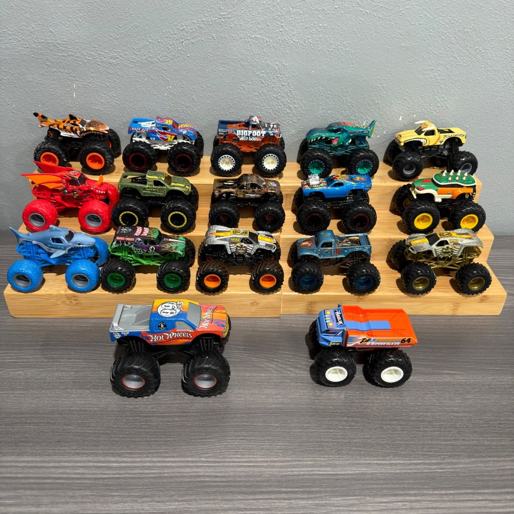 Hot Wheels Monster Jam Truck Lot 17 Grave Digger Bigfoot Megalodon Max-D 1:64